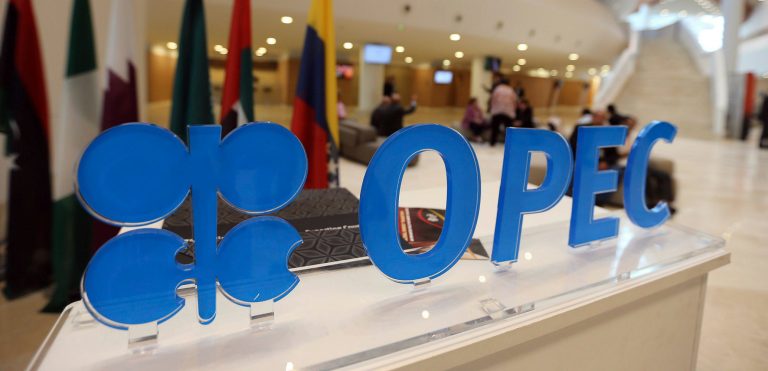 Barril cotiza cerca de máximos 2019 por recortes bombeo OPEP, mercado espera negociaciones EEUU-China